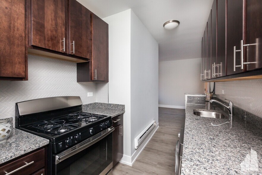 Building Photo - 709 W Brompton Ave