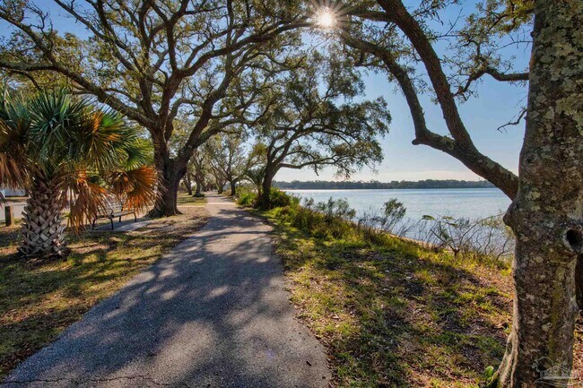 Building Photo - 303 SE Gilliland Rd