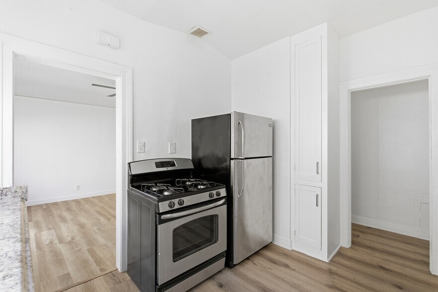 Building Photo - 707 W 48th St