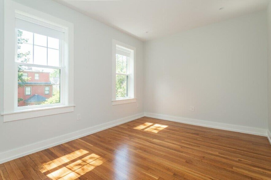 Building Photo - 20 Forest St