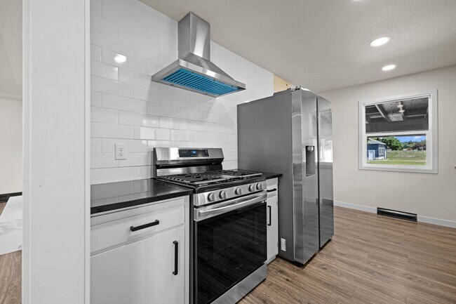 Building Photo - Gorgeous North Side Home With Shop!