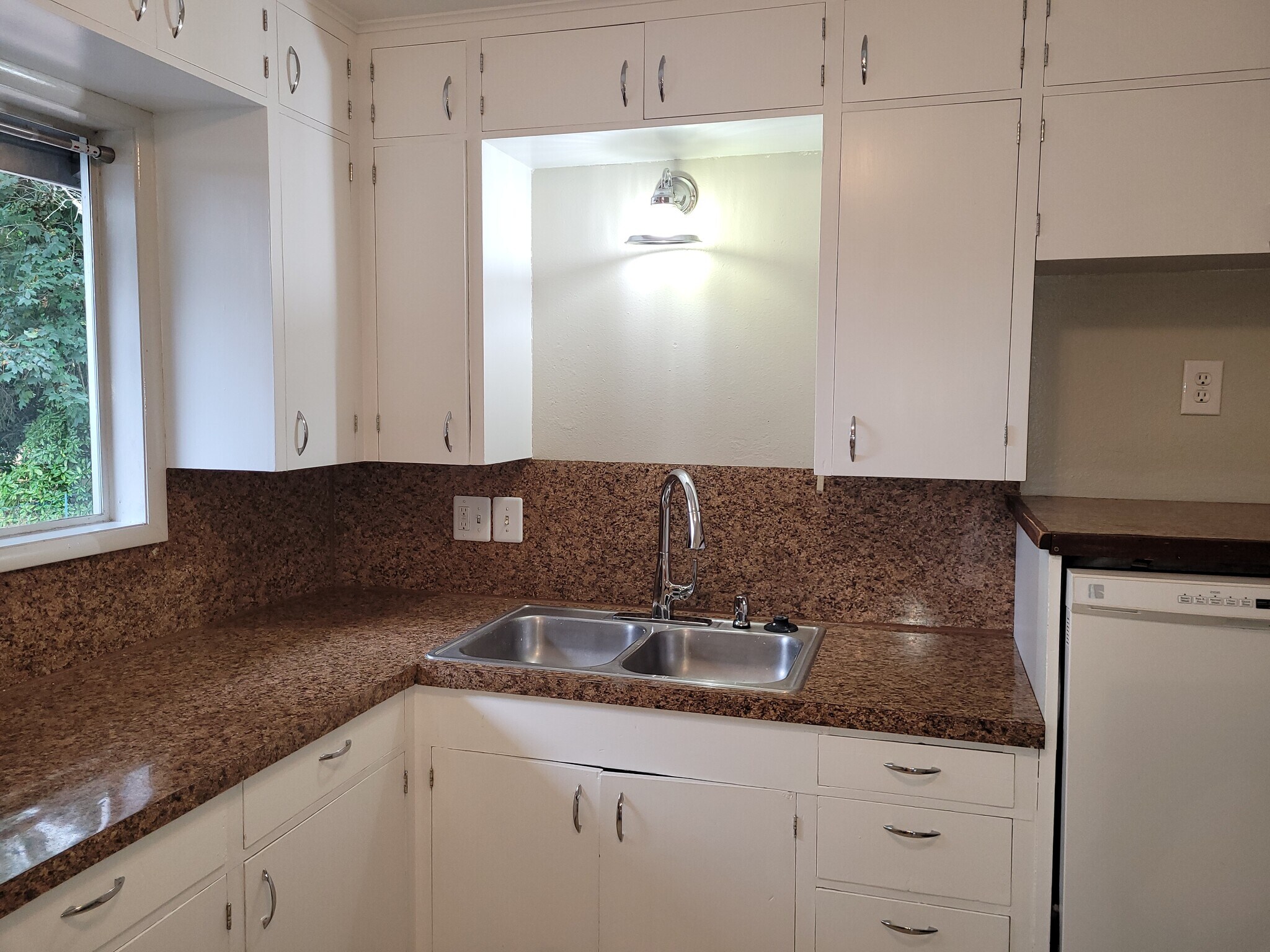 KITCHEN DOUBLE SINK AND WINDOW - 5955 SW 179th Ave