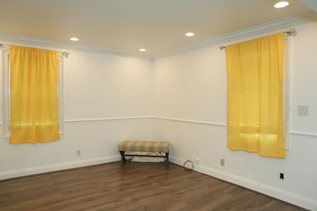 Building Photo - 5 Nash Pl