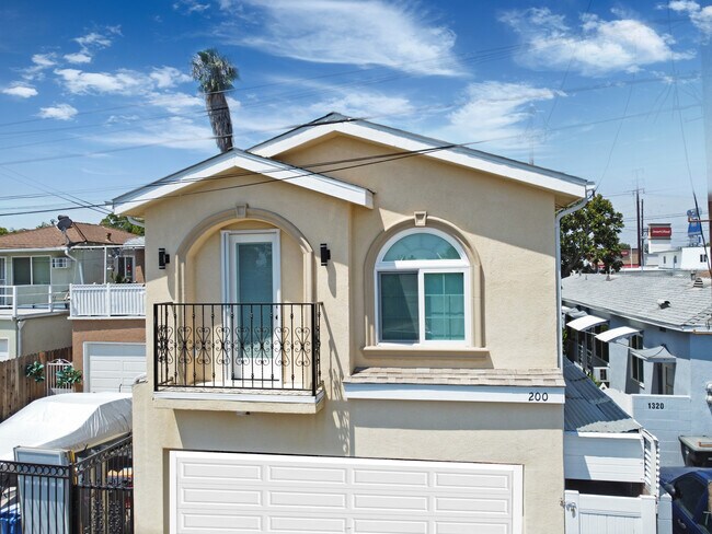 Building Photo - 1318 N Hollywood Way