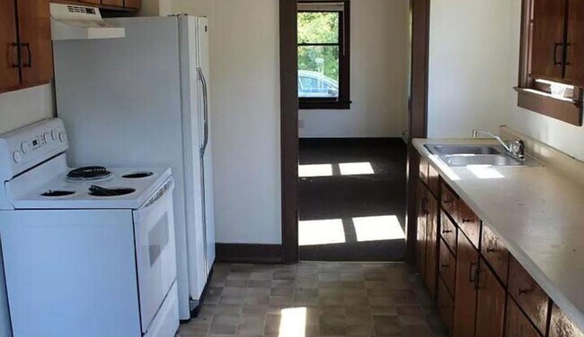 Building Photo - 6 bedroom, 2 Bath Home Available in August!