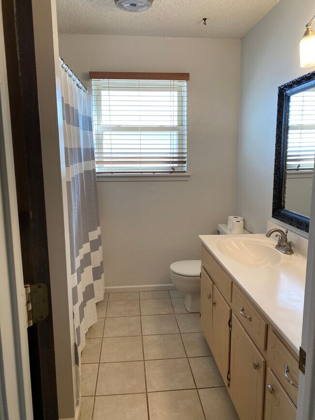 Building Photo - Eastside Beauty with an updated kitchen and sunroom