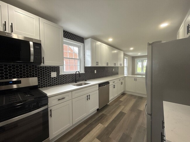 Building Photo - Five-Bedroom Home in Nottingham