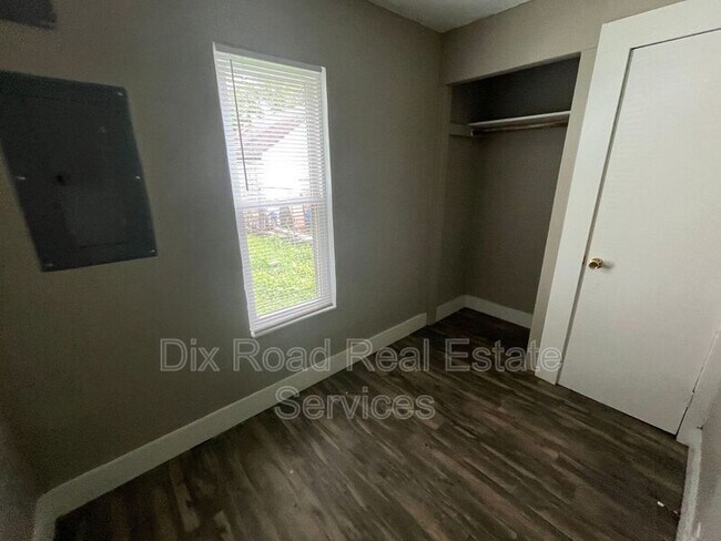 Building Photo - 324 Maeder Ave