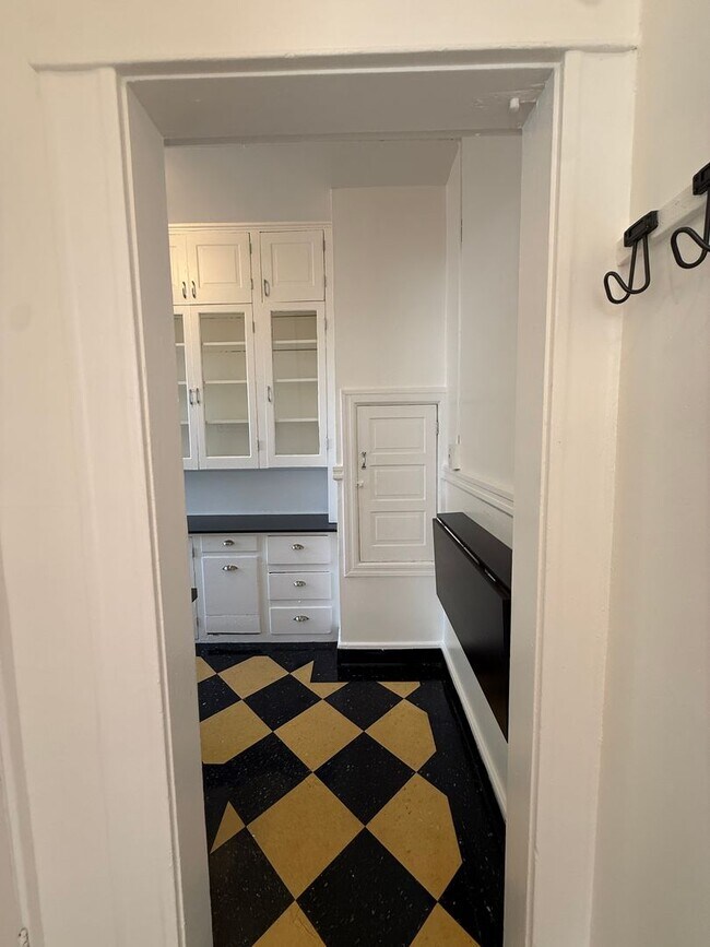 Building Photo - Vintage Charm + Large Bay Window + East View of Mt. Hood + Tons of Natural Light!  ~NEW SPECIALS~