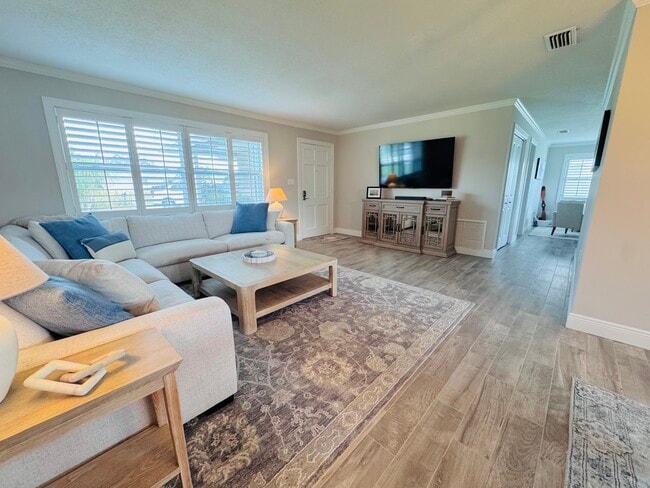 Building Photo - 13926 Sunset Dr