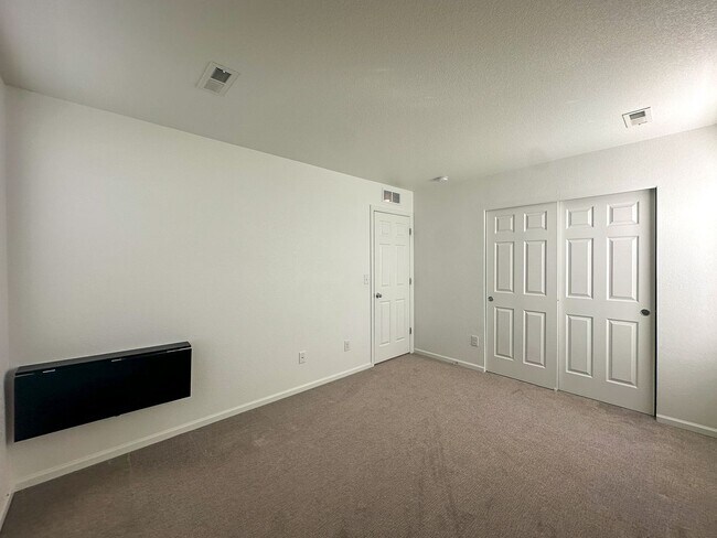 Building Photo - Senderos Creek 3bd paired home