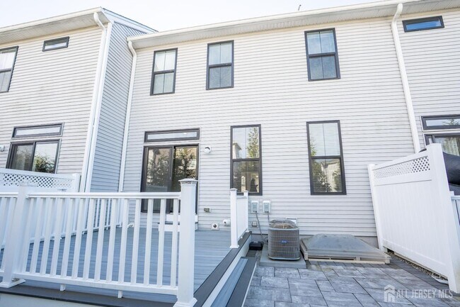 Building Photo - 16 Clover Ln