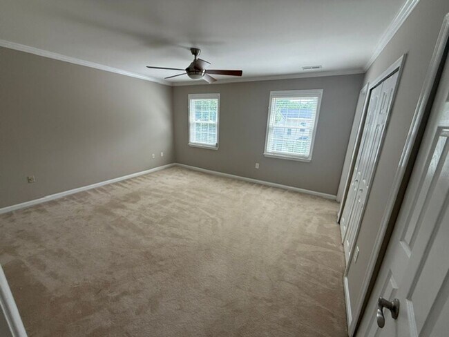 Building Photo - Lovely and Spacious 3 Bedroom 2.5 Bathroom...