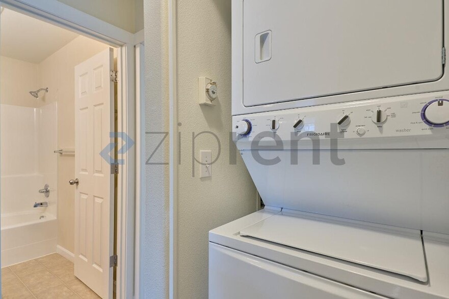 Building Photo - Unit 102