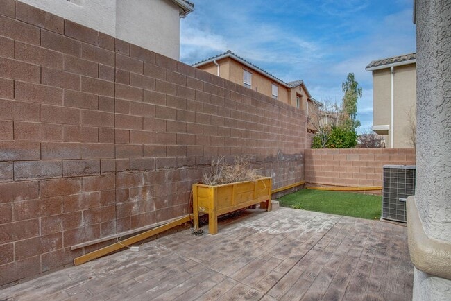 Building Photo - 27 Hudson Canyon St