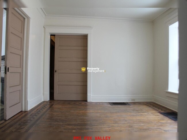 Building Photo - 4 Bedrooms 2 Kitchens & 2 Bathrooms