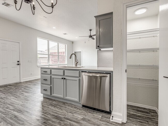 Building Photo - Newly remodeled home in Yukon!