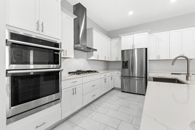 Building Photo - 3 Bedroom, 2.5 Bath Townhome in BEACHWALK ...