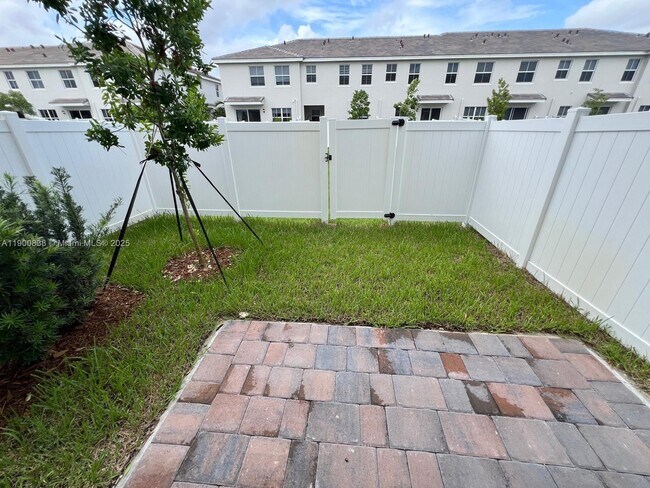 Building Photo - 136 SW 170th Ave