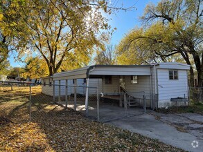 Building Photo - 3 Bedroom in quite Grandview Plaza