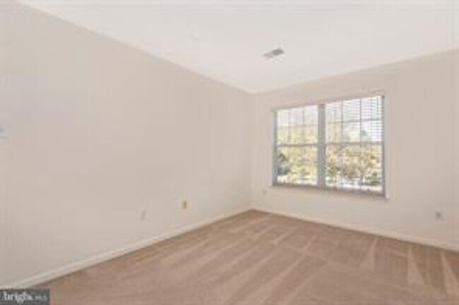 Building Photo - WELL MAINTAINED TOWNHOUSE WITH ONE CAR GARAGE, DECK,
