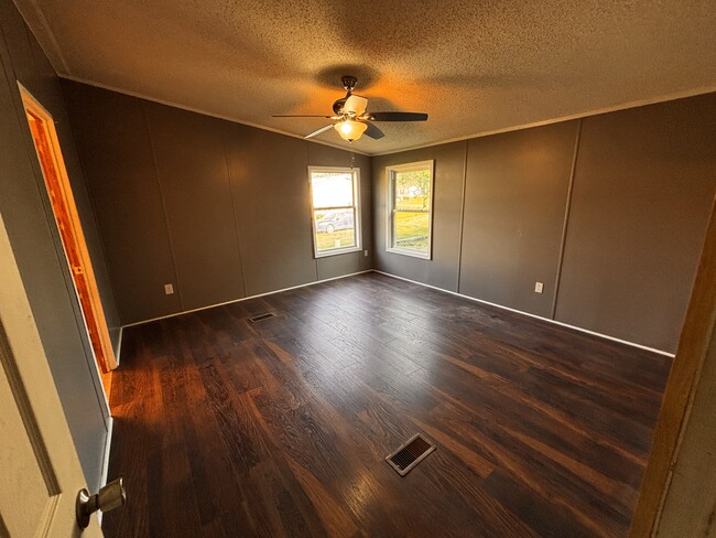 Building Photo - 136 Brown Farms Dr