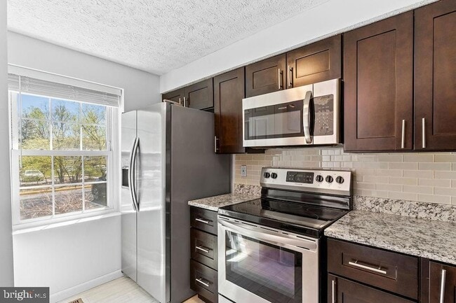 Building Photo - 8094 Grandview Ct