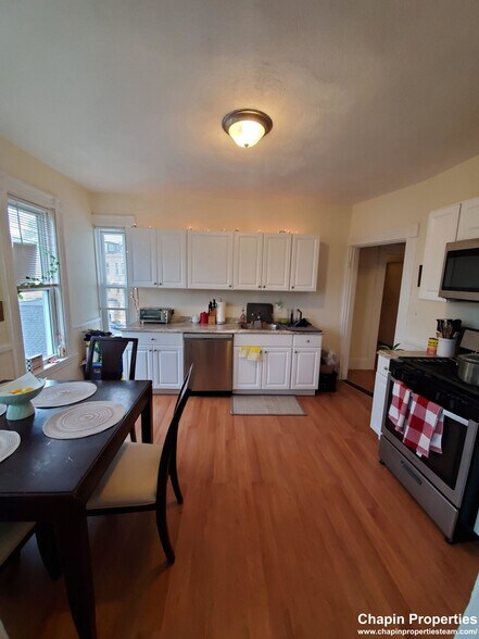 Building Photo - 40 Forest St