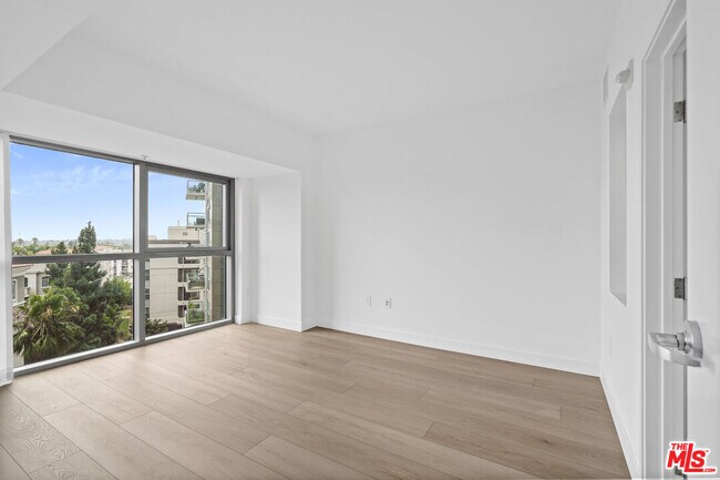 Building Photo - 13700 Marina Pointe Dr
