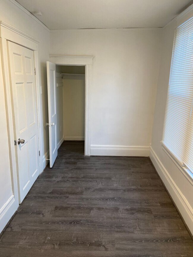 Building Photo - $1,300 - Newly 3 Bedroom 2 Bath