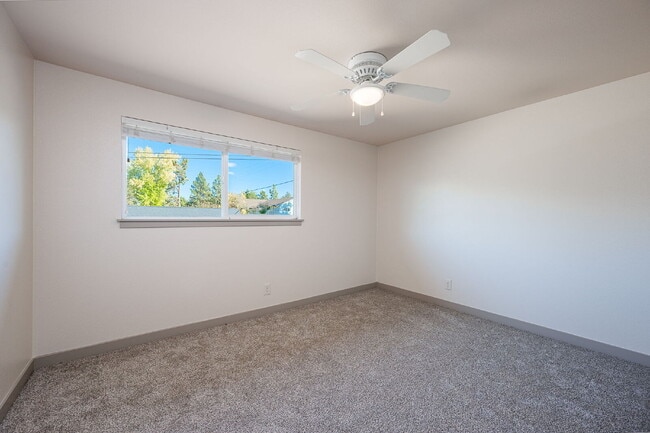 Building Photo - Affordable, Attractive 2-bed in a small Complex