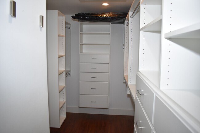 Building Photo - Waterfront Paradise - Fully Furnished Townhome - All Utilities Included