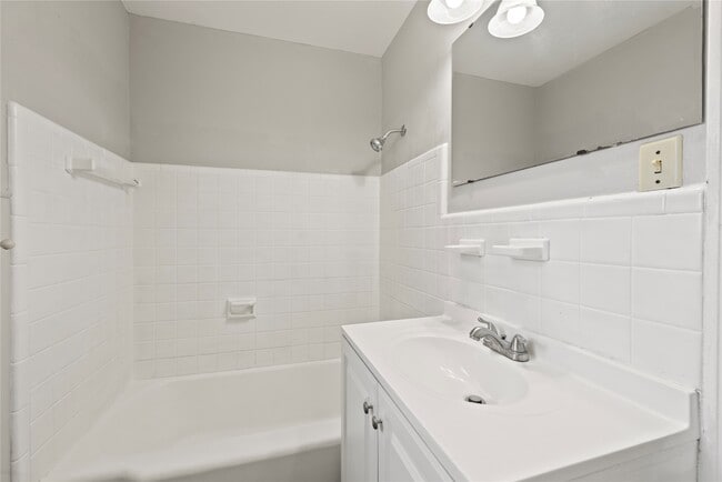 Building Photo - 322 24th Ave N