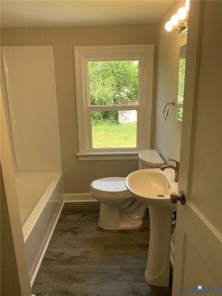 Building Photo - 4202 Thomas Dr