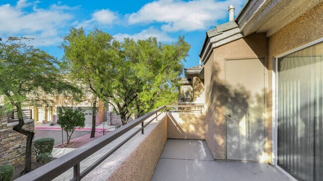 Building Photo - AMAZING COMPLETELY REMODELED CONDO IN SUMM...