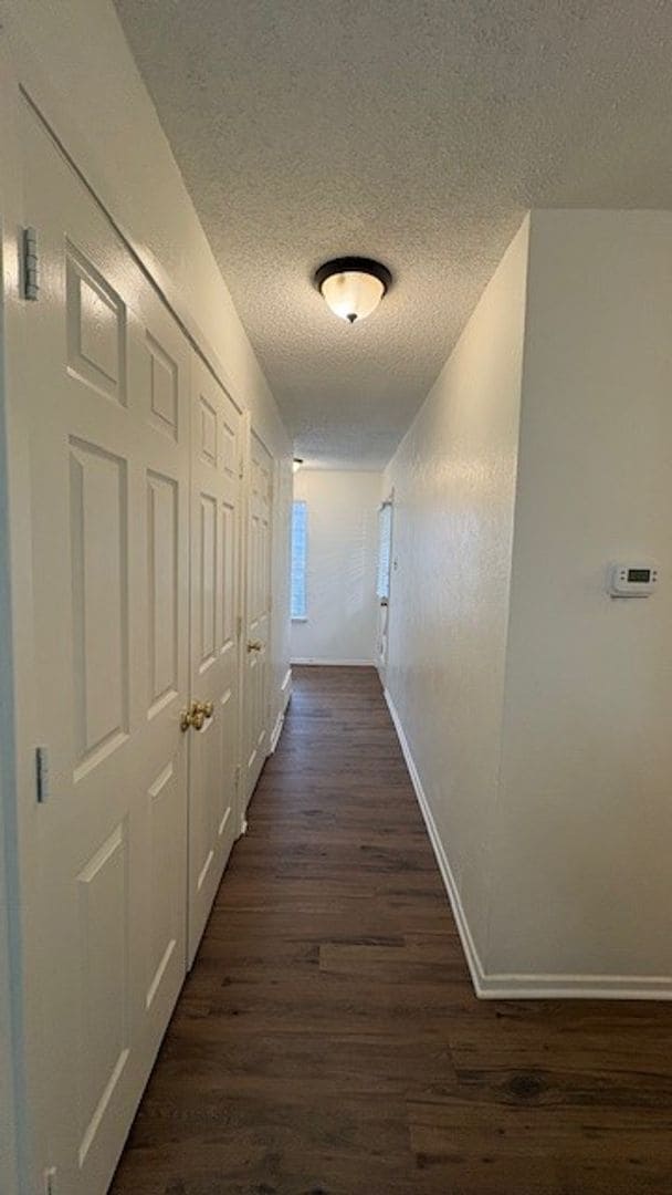 Building Photo - 3 Bedroom Duplex!