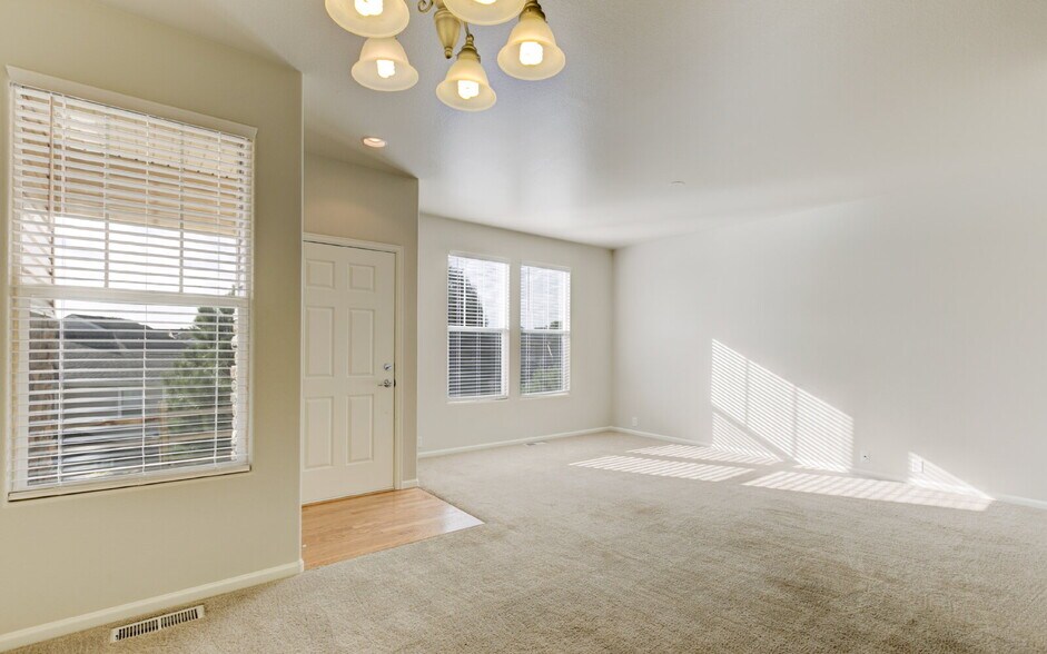 Building Photo - Comfortable 3-Bedroom Townhome in Cross Cr...
