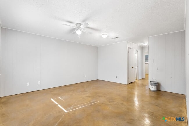 Building Photo - 222 Redbud Ln