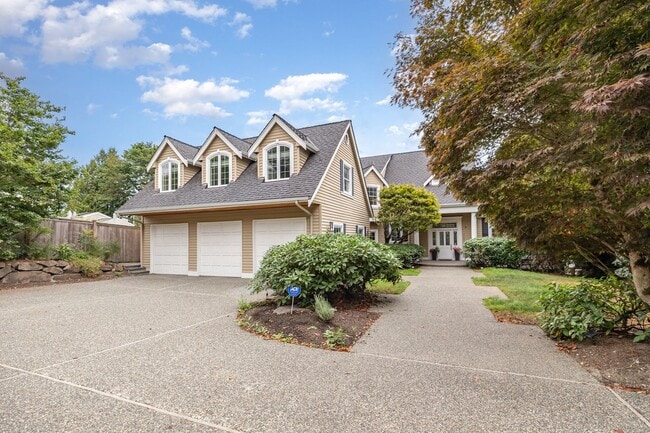 Building Photo - Beautiful Bellevue home with a View!