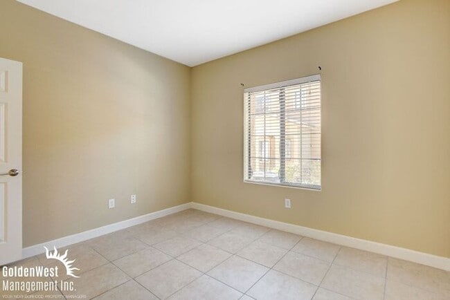 Building Photo - Stunning 2Bdm 2Ba Condo in a Lovely Gated ...