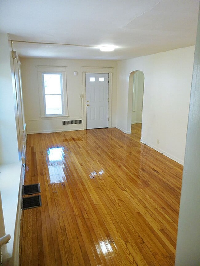 Building Photo - 2406 E Genesee St