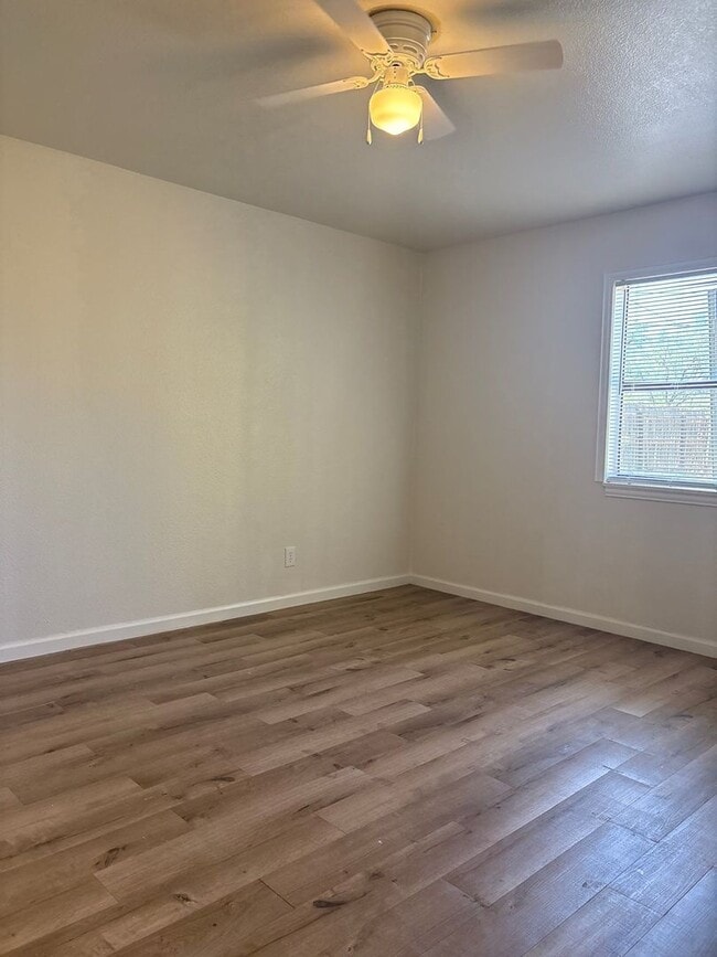 Building Photo - For Rent - Big Spring