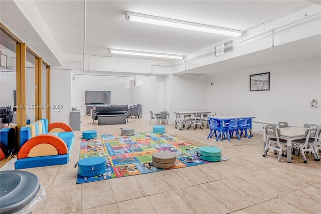 Building Photo - 100 Lincoln Rd