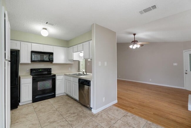 Building Photo - 2101 Matthews Ln