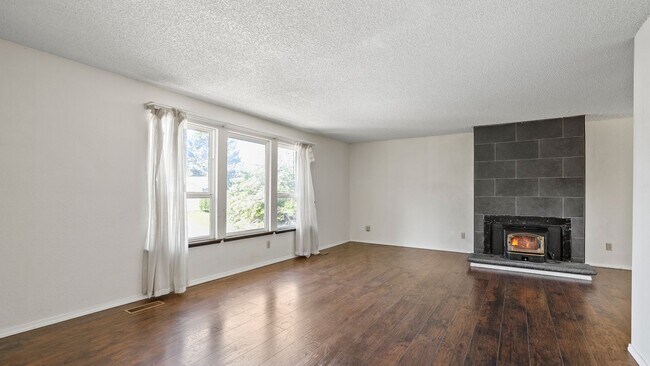 Building Photo - Charming 4-Bedroom Home with Garden – Available for Rent or Sale!