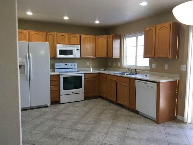 Building Photo - PET FRIENDLY 4 BEDROOM, 3 BATHROOM HOME WI...