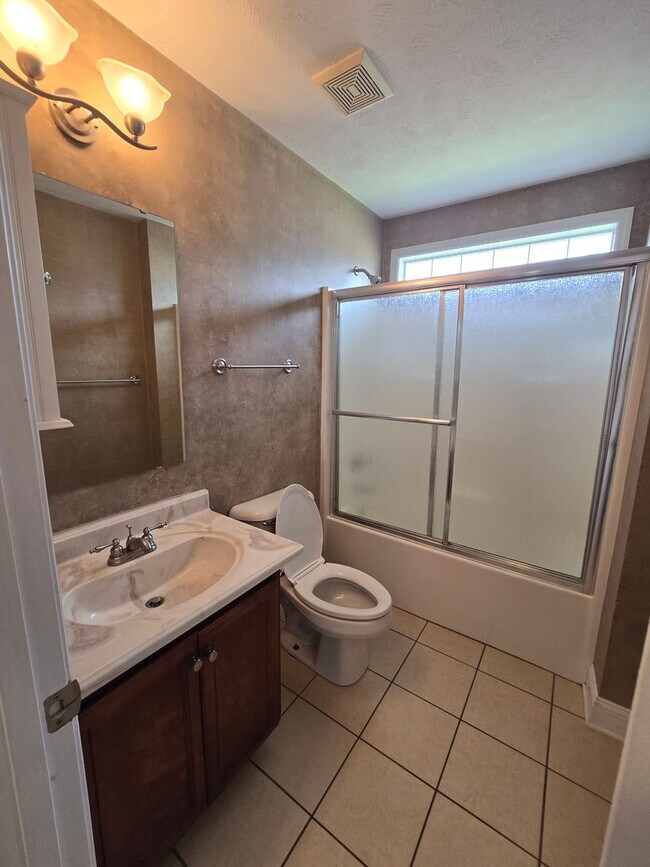 Building Photo - NEW LISTING!!!!!
