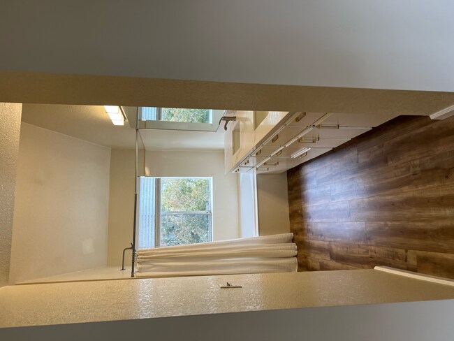 Building Photo - 425 Mountain View Dr