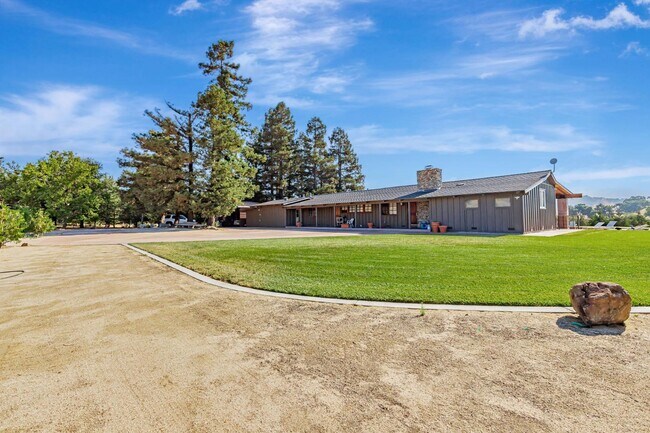 Building Photo - 9270 Linda Vista Ln