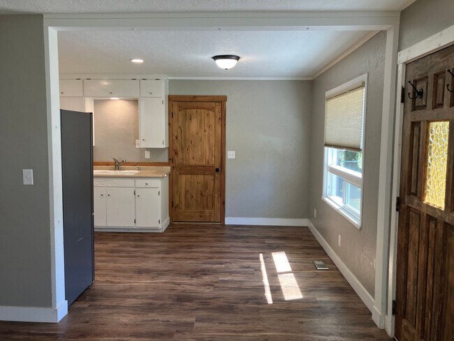 Building Photo - Cozy Three Bedroom Home in South Salem